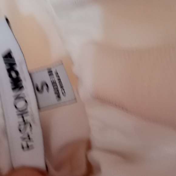 Cute Romper size Small - Picture 13 of 13